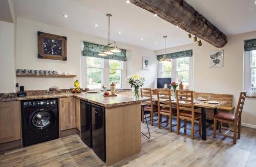 Halmonds Frome House | Family-Friendly 4-Bedroom Retreat in Bishops Frome
