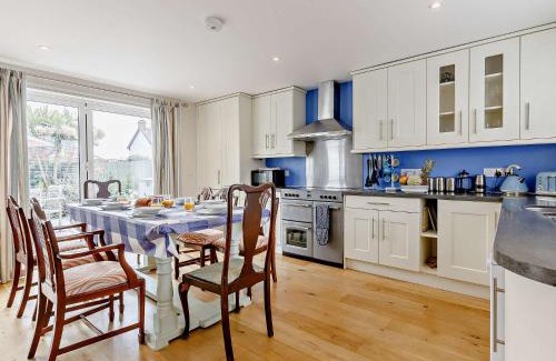 Bude House | Family-Friendly 4-Bed Hotel in Bude with Hot Tub Access