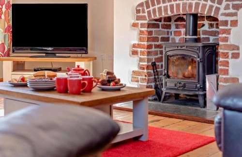 Bude House | Family-Friendly 4-Bed Haven in Bude with Hot Tub
