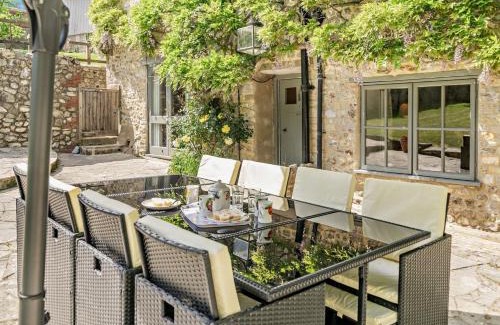 Axminster House | Family-Friendly 4 Bed Accommodation in Charmouth THEFA