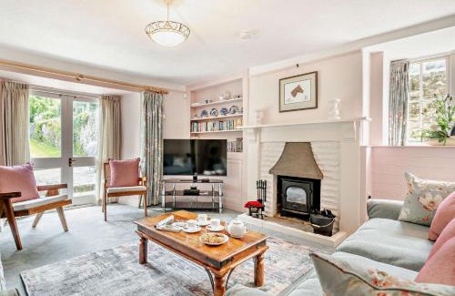 Axminster House | Family-Friendly 4 Bed Accommodation in Charmouth THEFA