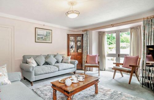 Axminster House | Family-Friendly 4 Bed Accommodation in Charmouth THEFA