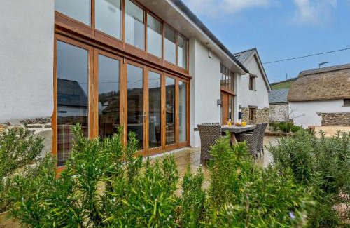Croyde House | Family-Friendly 4 Bed Retreat in Croyde with Kitchen