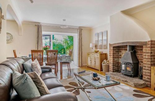 Maiden Newton House | Child-Friendly 4-Bed Retreat in Abbotsbury Awaits You