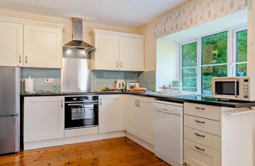 Maiden Newton House | Child-Friendly 4-Bed Retreat in Abbotsbury Awaits You