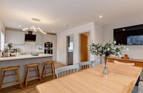 South Charlton House | Family-Friendly 4 Bed Retreat in Embleton with Hot Tub