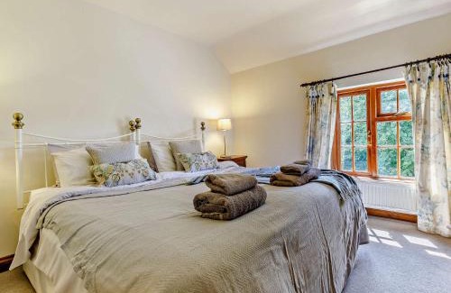 Westbrook Court House | Cozy 4-Bed Retreat in Hereford with Hot Tub & Pet-Friendly