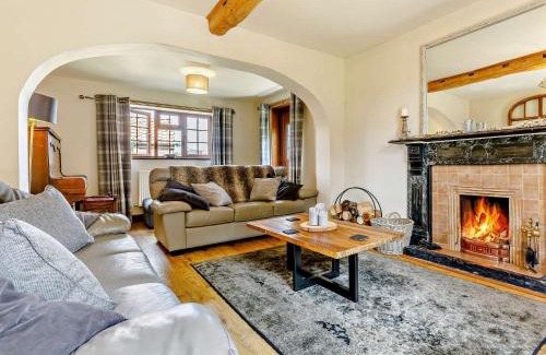 Westbrook Court House | Cozy 4-Bed Retreat in Hereford with Hot Tub & Pet-Friendly