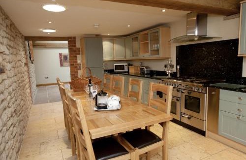 Scawton House | Family-Friendly 4-Bed Retreat in Hovingham with Hot Tub
