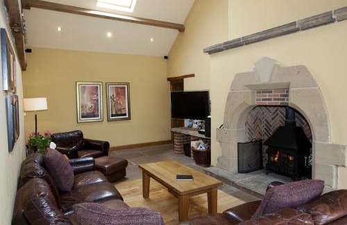 Scawton House | Family-Friendly 4-Bed Retreat in Hovingham with Hot Tub