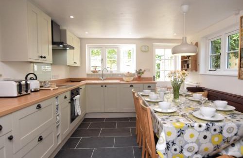 West Compton House | Family-Friendly 4-Bed Retreat in Litton Cheney