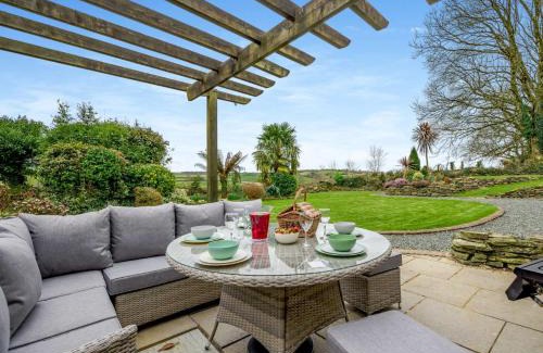 Liskeard House | Relaxing 4-Bed Retreat in Looe with Family-Friendly Amenities