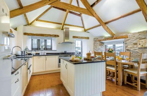 Liskeard House | Relaxing 4-Bed Retreat in Looe with Family-Friendly Amenities