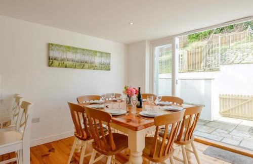 West Lulworth House | Cozy 4-Bedroom Retreat in Lulworth for Families