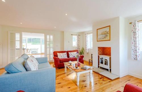 West Lulworth House | Cozy 4-Bedroom Retreat in Lulworth for Families