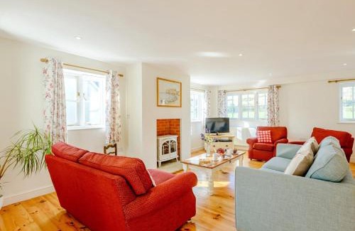 West Lulworth House | Cozy 4-Bedroom Retreat in Lulworth for Families