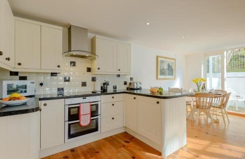 West Lulworth House | Cozy 4-Bedroom Retreat in Lulworth for Families