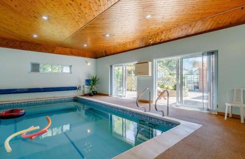 Netley House | Family-Friendly 4-Bed Retreat in Netley with Pool Access