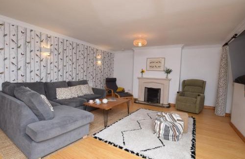 Netley House | Family-Friendly 4-Bed Retreat in Netley with Pool Access