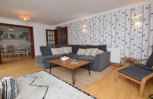 Netley House | Family-Friendly 4-Bed Retreat in Netley with Pool Access