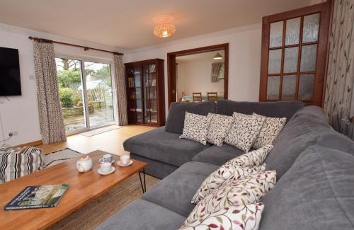 Netley House | Family-Friendly 4-Bed Retreat in Netley with Pool Access