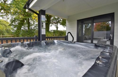 Felton House | Discover a Family Retreat with Hot Tub in Oswestry