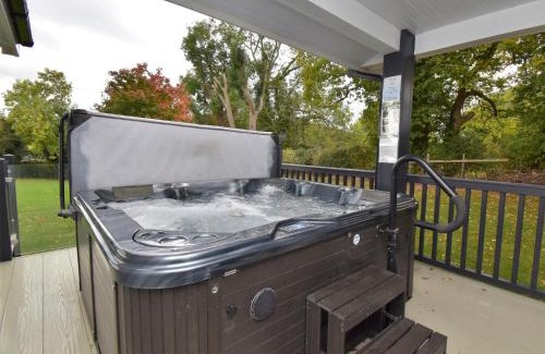 Felton House | Comfortable 4-Bed Retreat with Hot Tub in Oswestry
