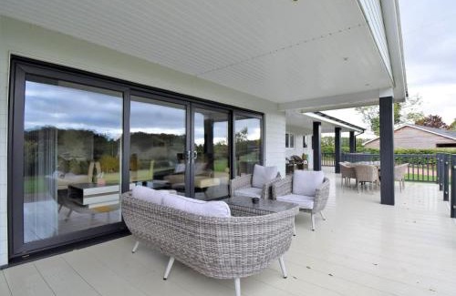 Felton House | Comfortable 4-Bed Retreat with Hot Tub in Oswestry