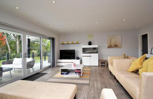 Felton House | Comfortable 4-Bed Retreat with Hot Tub in Oswestry