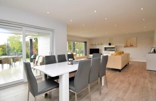 Felton House | Comfortable 4-Bed Retreat with Hot Tub in Oswestry
