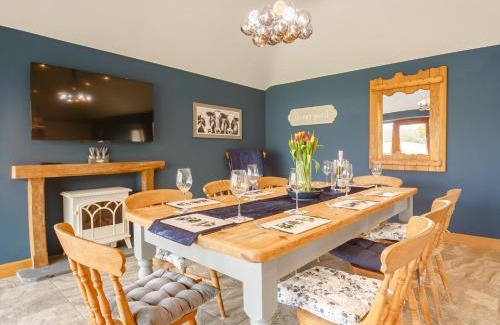 Llanychan House | Family-Friendly 4 Bed Retreat in Ruthin with Hot Tub