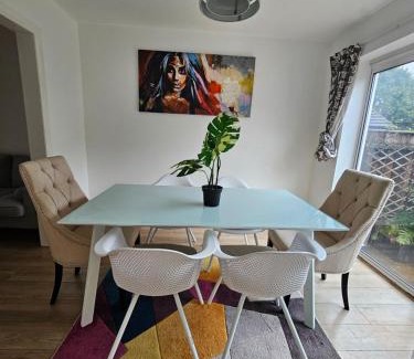 Northwich House | 4 Bed in the heart of Hartford