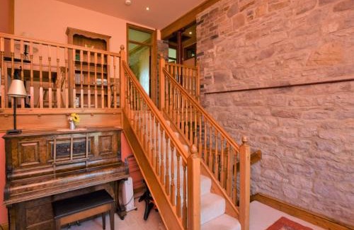 Combs House | Family-Friendly 4 Bed Retreat in Whaley Bridge