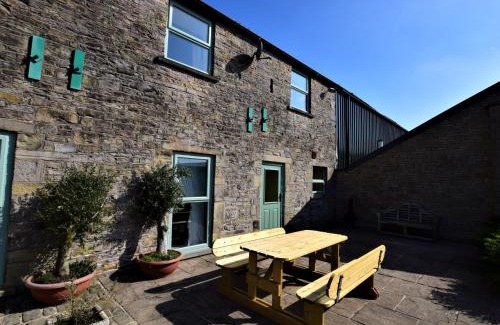 Combs House | Family-Friendly 4 Bed Retreat in Whaley Bridge