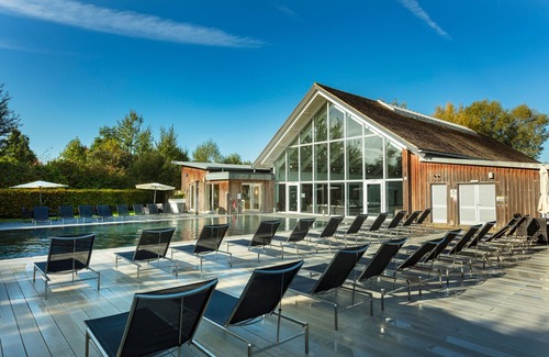 Somerford Keynes House | Ideal Lakeside Retreat with Pool and Family Amenities