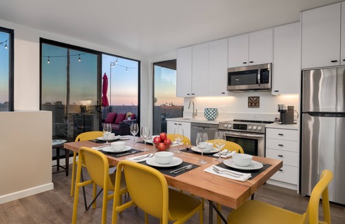 Golden Hill House | Top-Rated 4 Bed Penthouse with City Views and Firepit