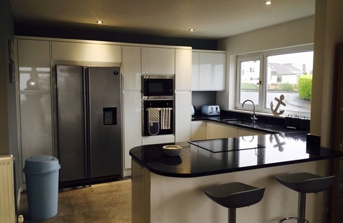 Saundersfoot House | Beautiful 4-Bed Retreat with Ocean Views and Family Comfort