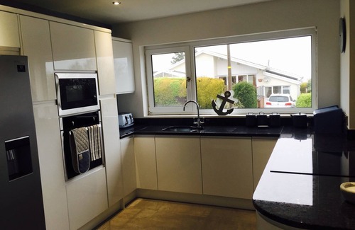 Saundersfoot House | Beautiful 4-Bed Retreat with Ocean Views and Family Comfort