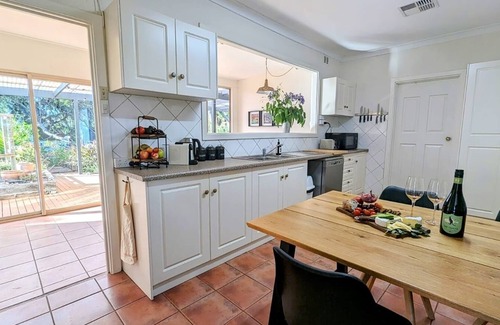 Brownlow Ki House | Pet-Friendly Beachfront Retreat in Kingscote - 9/10 Rated