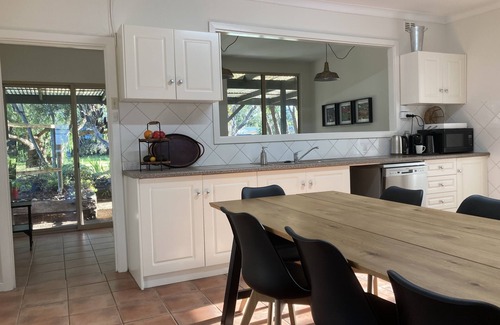 Brownlow Ki House | Pet-Friendly Beachfront Retreat in Kingscote - 9/10 Rated