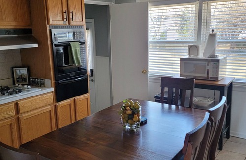 Glenview House | Convenient 4 Bedroom Retreat Near O'Hare and Attractions