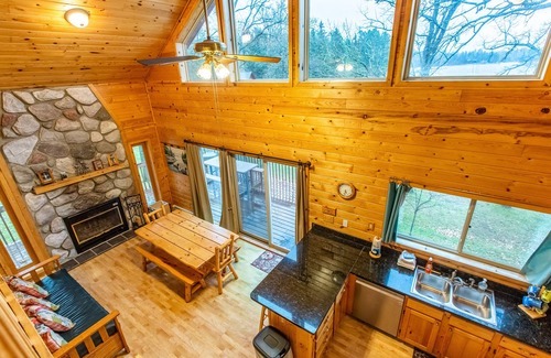 Nevis Cabin | Secluded 4-Bedroom Cabin with Lake View & Breakfast
