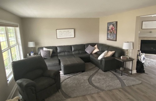De Pere House | Family-Friendly 4 Bedroom House Near Lambeau Field