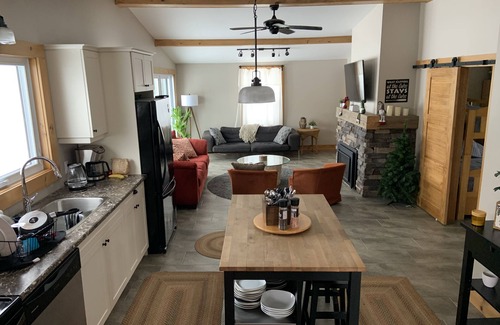 Dashwood Cottage | Lakefront Retreat with Firepit & Kayaks near Grand Bend