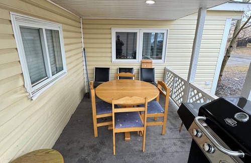 Labrador City House | Family-Friendly Mobile Home with Pool & Lake View