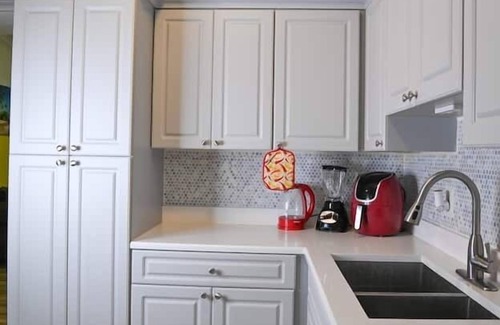 Margate Apartment | 4 Bedroom 702118 by Houzlet