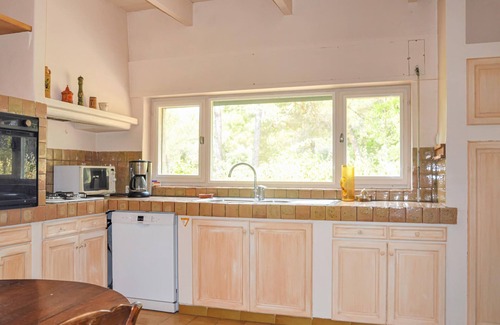 La Tour-d'Aigues House | Impeccable 4-Bedroom Retreat in La Tour D'Aigues
