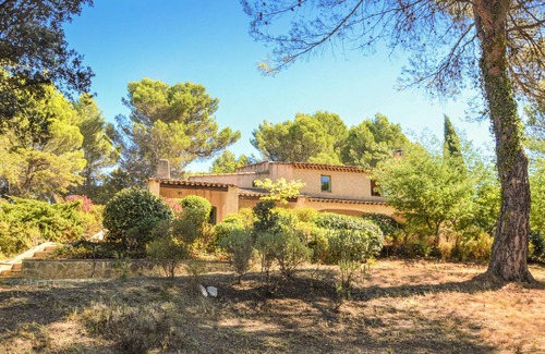 La Tour-d'Aigues House | Impeccable 4-Bedroom Retreat in La Tour D'Aigues