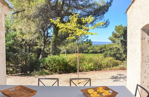 La Tour-d'Aigues House | Impeccable 4-Bedroom Retreat in La Tour D'Aigues