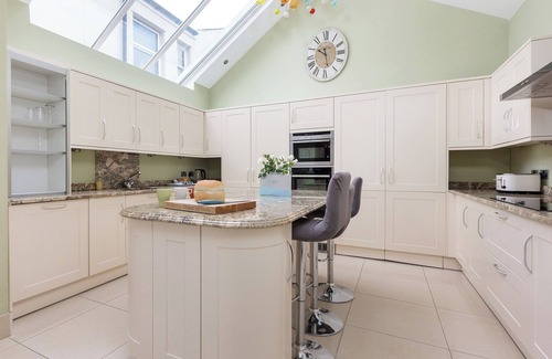 Lytham St. Anne's Cottage | Pet-Friendly 4 Bedroom Stay with Ocean View in Lytham